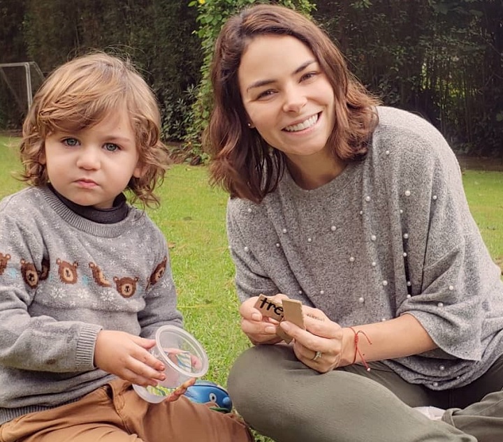 Alejandra Robles Gil e seus filhos