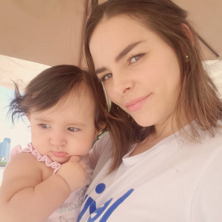 Alejandra Robles Gil e seus filhos